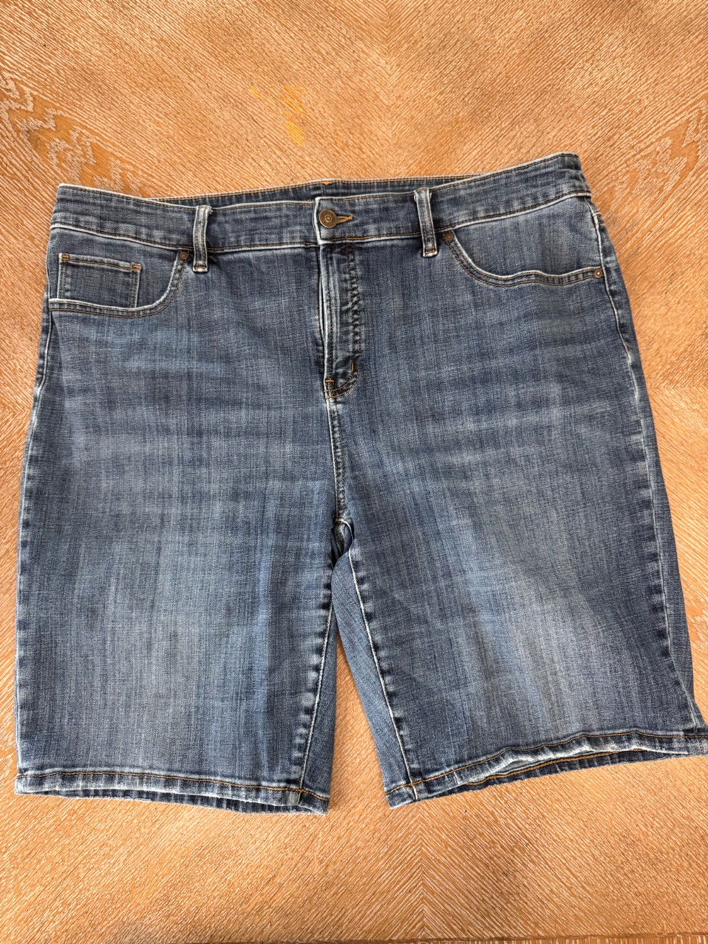 Chico’s Blue Denim So Slimming Girlfriend shorts Sz 3(16) waist 38” Inseam 10”